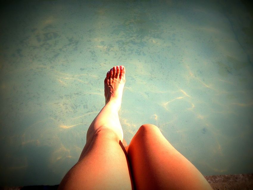 opalona stopa w basenie